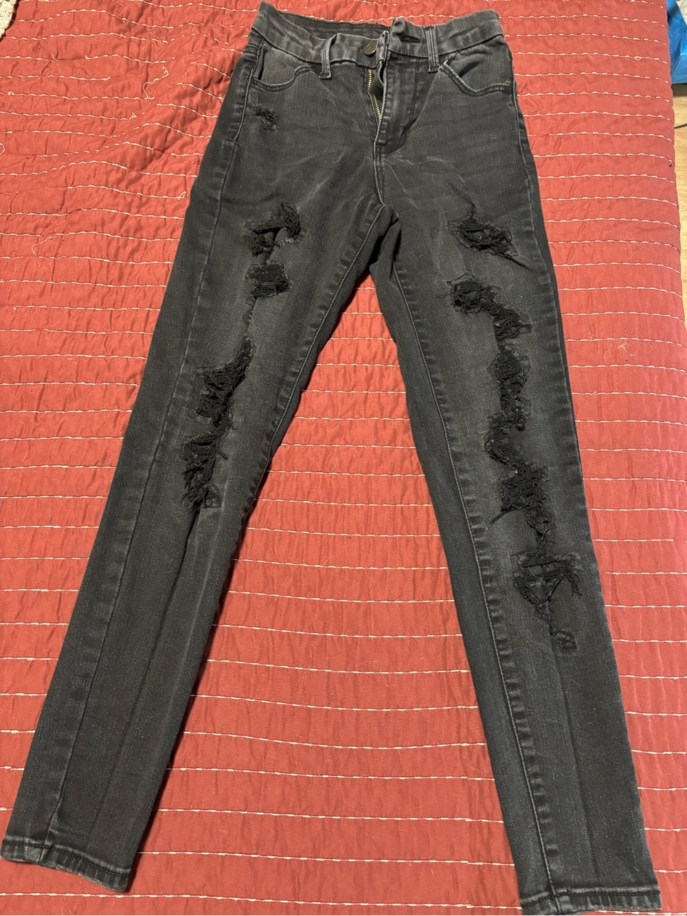Junior’s Distressed Black Skinny Jeans